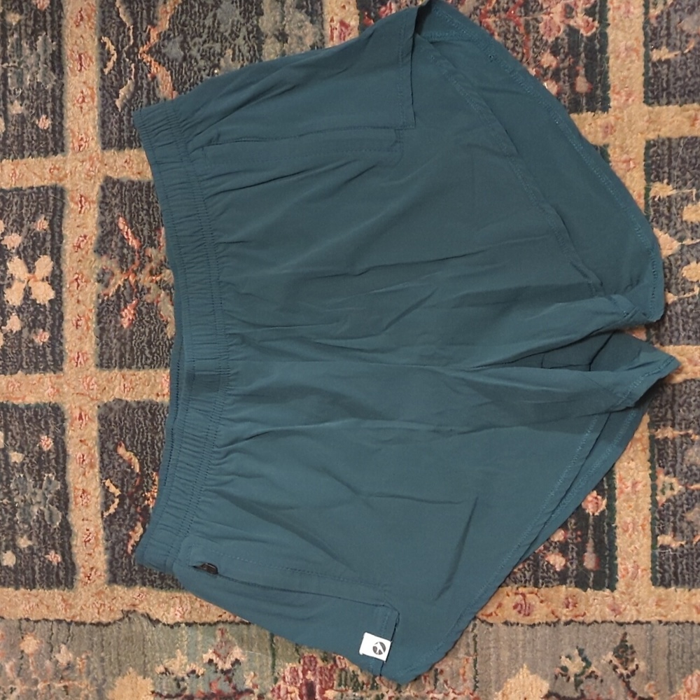Oiselle flyout shorts Douglas Fir EUC 4